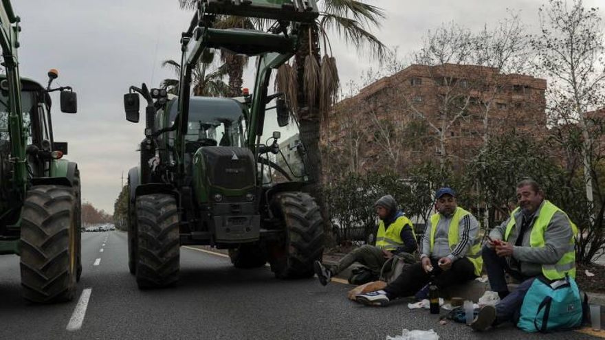 Las tractoradas mantienen cortadas varias carreteras valencianas y provocan retenciones en la A-3, la A-7 y la CV-32