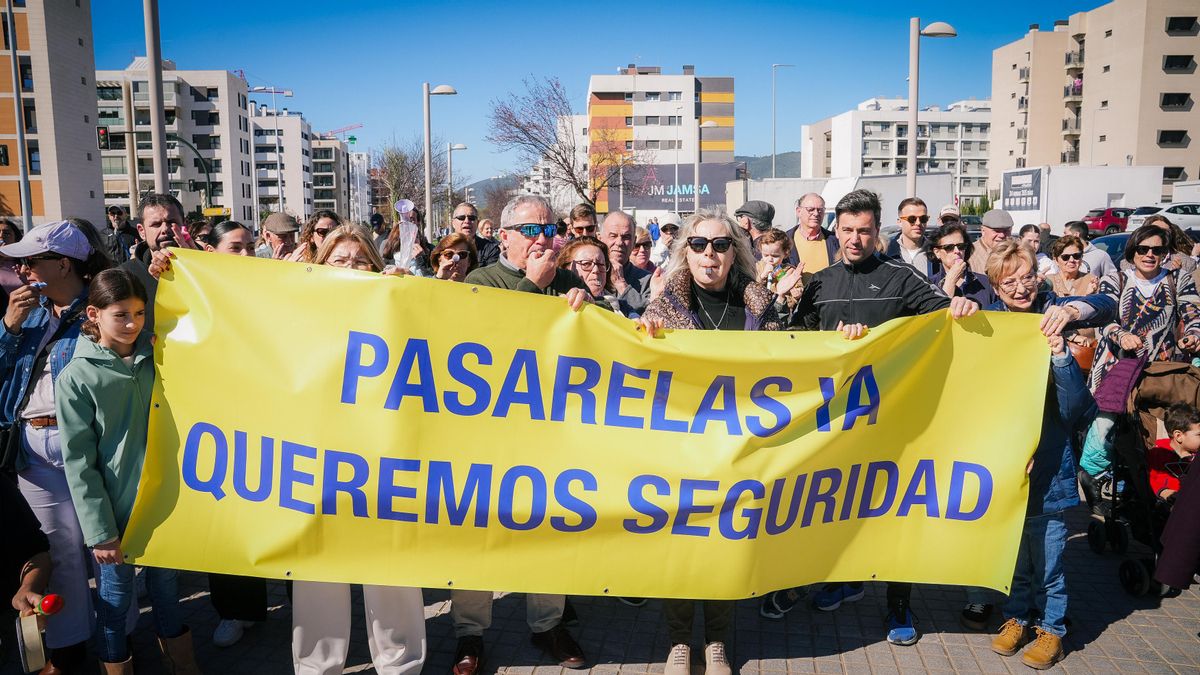 Protesta vecinos Huerta Santa Isabel para reclamar una pasarela sobre la Ronda