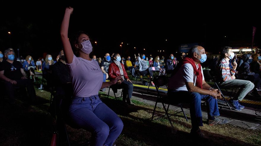 Los conciertos no permitían levantarse a bailar, así que algunos espectadores lo hacían desde el asiento.