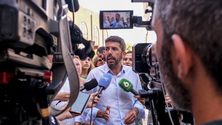 El president de la Generalitat, Carlos Mazón, atiende a los medios de comunicación tras su visita al Ayuntamiento de Teulada. EFE/Pablo Miranzo