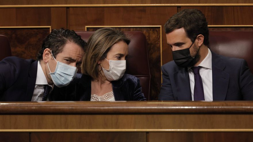 El secretario general del PP, Teodoro García Egea; la portavoz del PP en el Congreso, Cuca Gamarra; y el líder del PP, Pablo Casado, conversan durante una sesión de control al Gobierno, a 26 de mayo de 2021, en el Congreso, Madrid, (España).