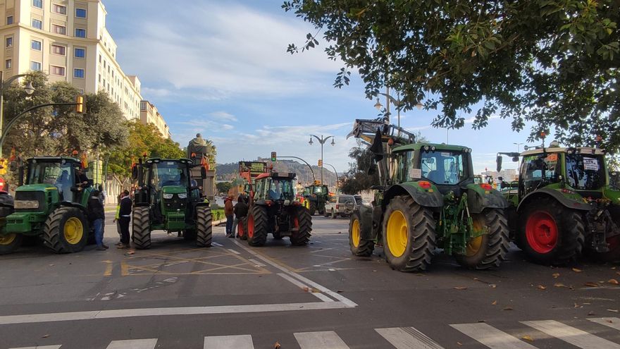 Las tractoradas bloquean el Puerto de Málaga: "Las políticas se hacen desde los despachos sin conocer el campo"