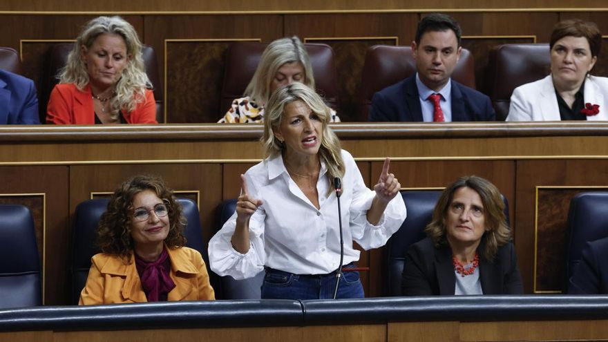 La vicepresidenta segunda y Ministra de Trabajo Yolanda Díaz (c) interviene en la sesión de control al Gobierno celebrada este miércoles en el Congreso.