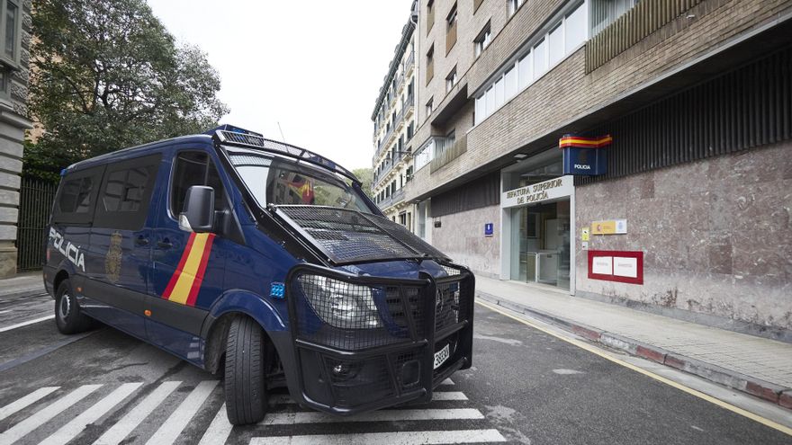 Archivo - Un furgón de la Policía Nacional en la Jefatura Superior de la Policía de Pamplona.