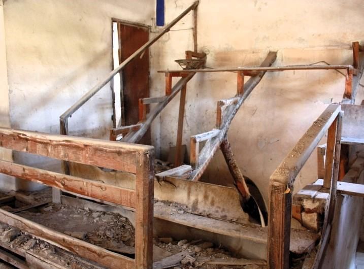 Restos del edificio que fue cárcel y luego teatro y cine, en Las Minas, una pedanía de Hellín