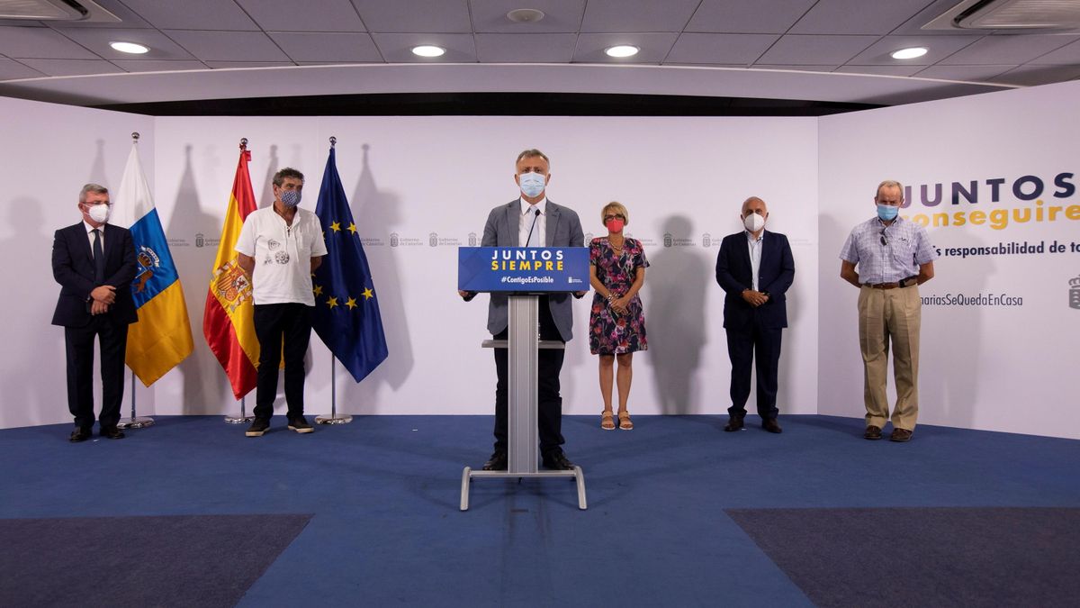 El presidente del Gobierno de Canarias, Ángel Víctor Torres, firma con los máximos dirigentes en las islas de los sindicatos CCOO y UGT y las patronales CCE y CEOE Tenerife la propuesta del Consejo Canario de Relaciones Laborales a la Comisión Tripartita para la prórroga de los expedientes temporales de regulación de empleo.