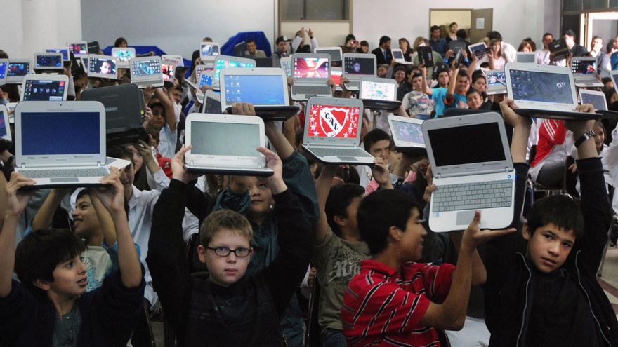 Casi el 90% de los estudiantes asiste a escuelas con conectividad a Internet, pero persiste la brecha digital