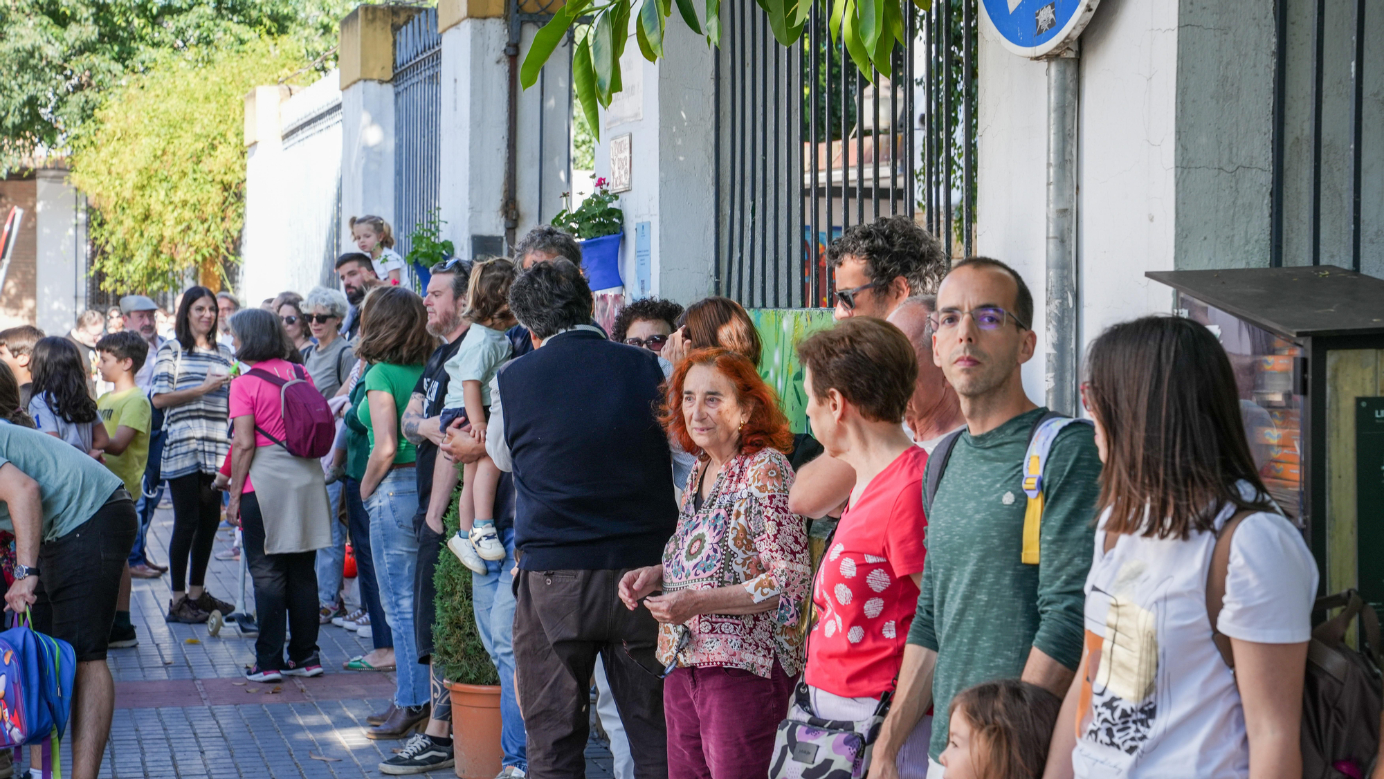 Las familias de Infantil de tres años del CEIP López Diéguez celebran un abrazo colectivo en señal de defensa de la escuela pública