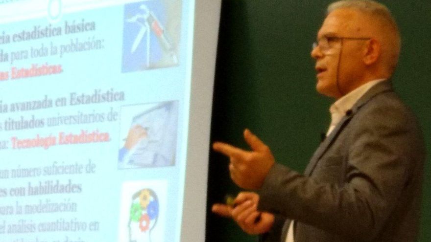 El catedrático de la UVa, Alfonso Gordaliza, durante una conferencia.