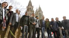 De izquierda a derecha: el alcalde de Santiago, Xosé Sánchez Bugallo, (3i), el conselleiro de Cultura, Román Rodríguez, (6i) los actores Alex González (4i) y Verónica Echegui (9i), la comisaria del Xacobeo 21, Cecilia Pereira, (i) y parte del equipo de rodaje y de producción posan este viernes en la plaza del Obradoiro en Santiago de Compostela durante un descanso del rodaje de la serie "3 Caminos".