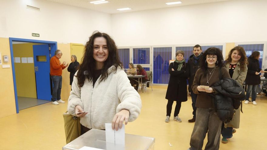 La candidata de la nueva coalición Izquierda Unida-Movimiento Sumar a la Presidencia de Aragón, Marta Abengochea, vota en el CPI Parque Venecia de Zaragoza