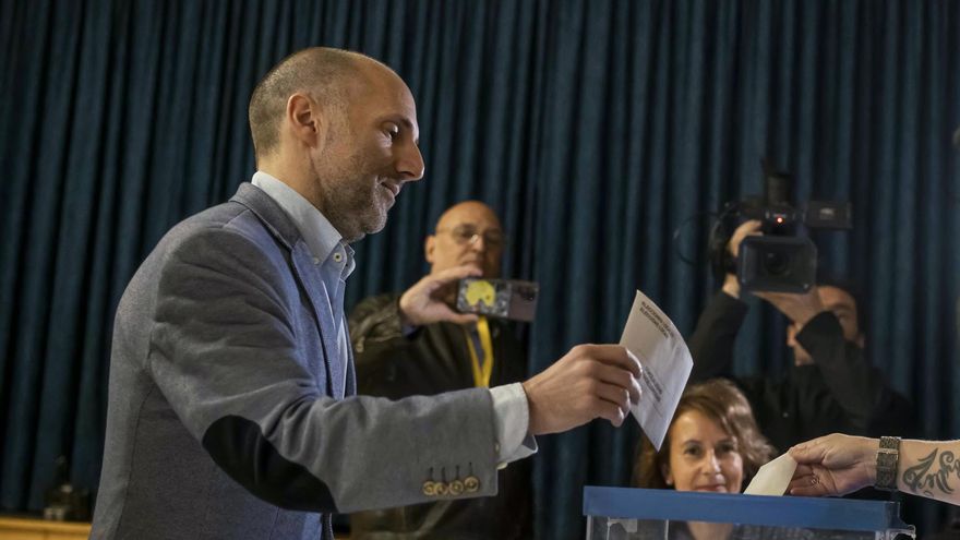 El candidato por Democracia Ourensana y actual alcalde de Ourense, Gonzalo Pérez Jácome vota este domingo en el colegio electoral de Santo Domingo durante las elecciones municipales y autonómicas.