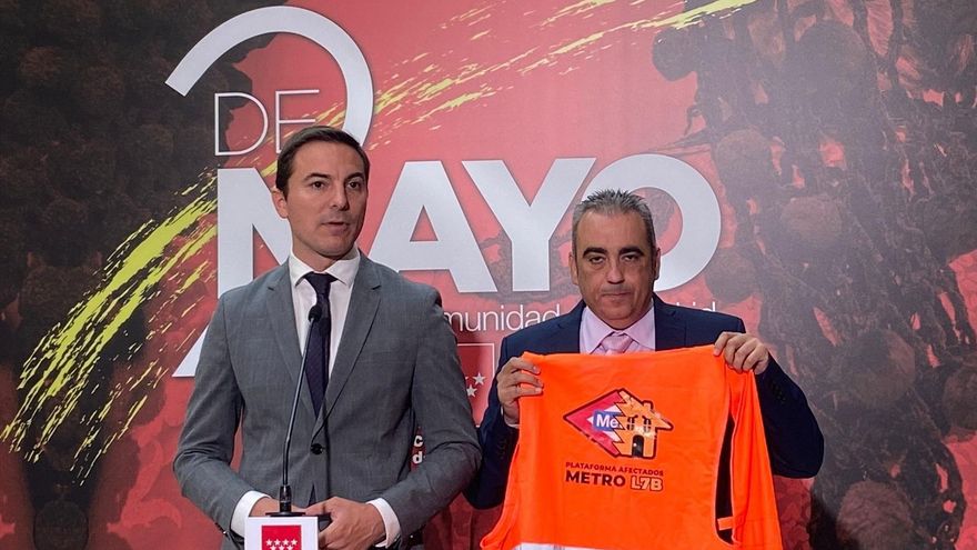 El candidato del PSOE a la Presidencia de la Comunidad de Madrid, Juan Lobato, acude a la celebración del acto institucional del Dos de Mayo con el alcalde de San Fernando de Henares, Javier Corpa.