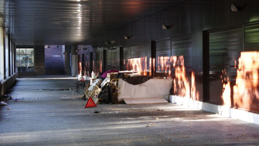 En algunas partes de los túneles duermen personas sin hogar