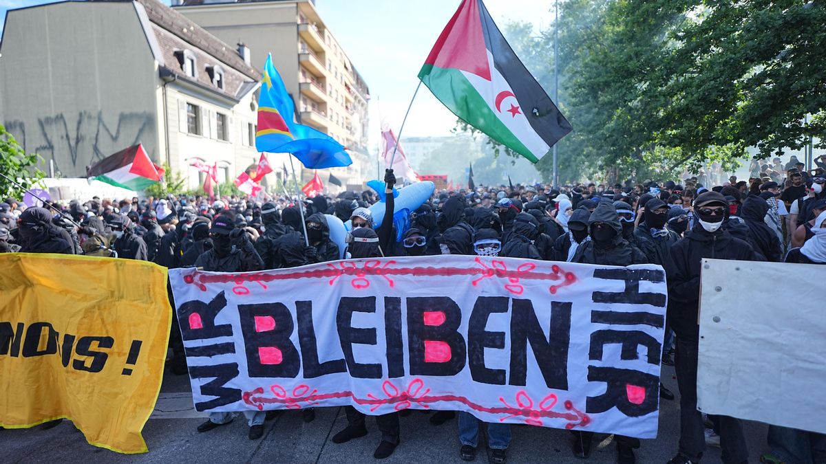 La semana del G7 arranca con una multitudinaria manifestación, piedras y gases lacrimógenos