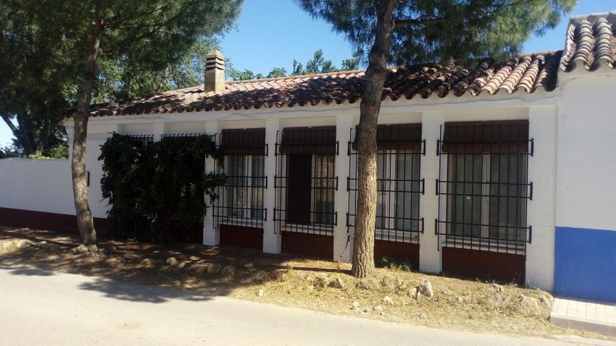 Amplio ventanal del aula rural que hoy pertenece al salón de mi casa