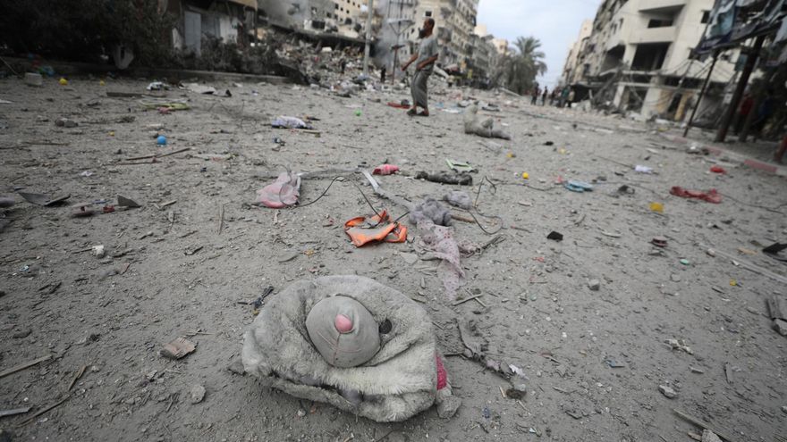 Imagen de una calle de la ciudad de Gaza afectada por los bombardeos israelíes.