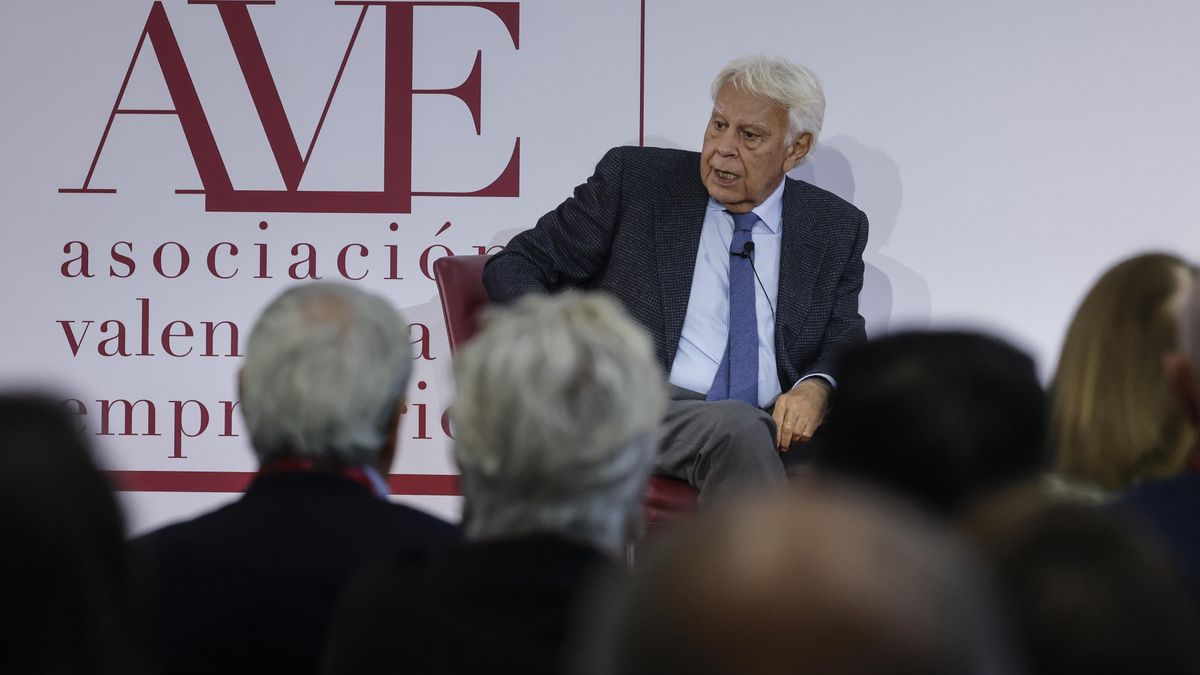 El expresidente del Gobierno, Felipe González, interviene durante la asamblea general de la Asociación Valenciana de Empresarios (AVE), en l'Alqueria del Basket, a 26 de febrero de 2025, en Valencia, Comunidad Valenciana (España).