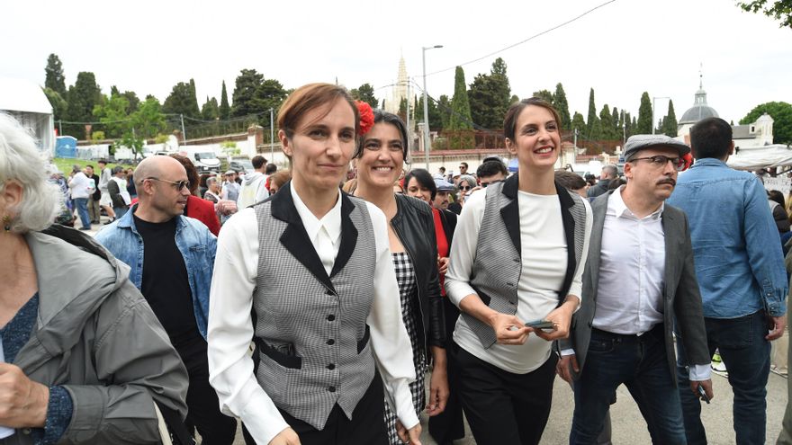 (I-D) La ministra de Sanidad, Mónica García; la portavoz de Más Madrid en la Asamblea, Manuela Bergerot, y la portavoz de Más Madrid en el Ayuntamiento de Madrid, Rita Maestre, en la pradera de San Isidro, a 15 de mayo de 2025, en Madrid (España).