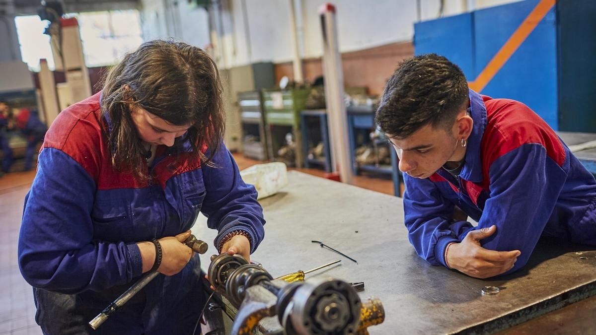 Jóvenes trabajando en un taller