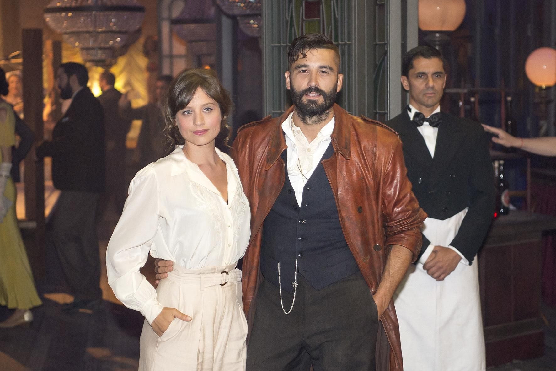 Visita al rodaje de El continental, la nueva serie de Álex García y Michelle Jenner en TVE