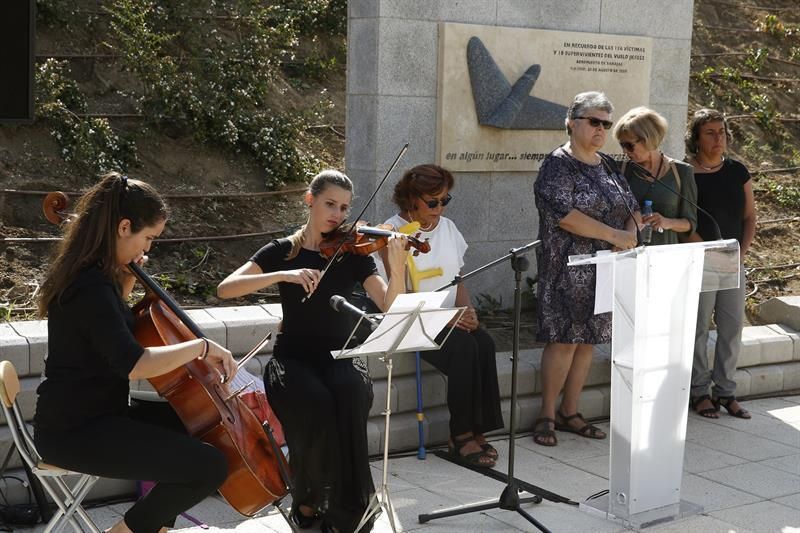 Pilar Vera (3d) durante el homenaje en el Parque Juan Carlos I de Madrid. EFE/Paco Campos