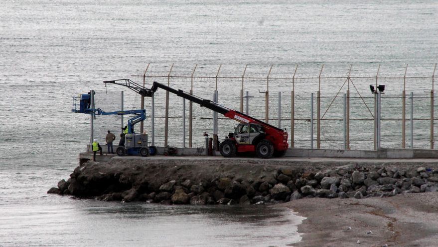 Dos inmigrantes entran a nado en Ceuta tras bordear la costa desde Marruecos
