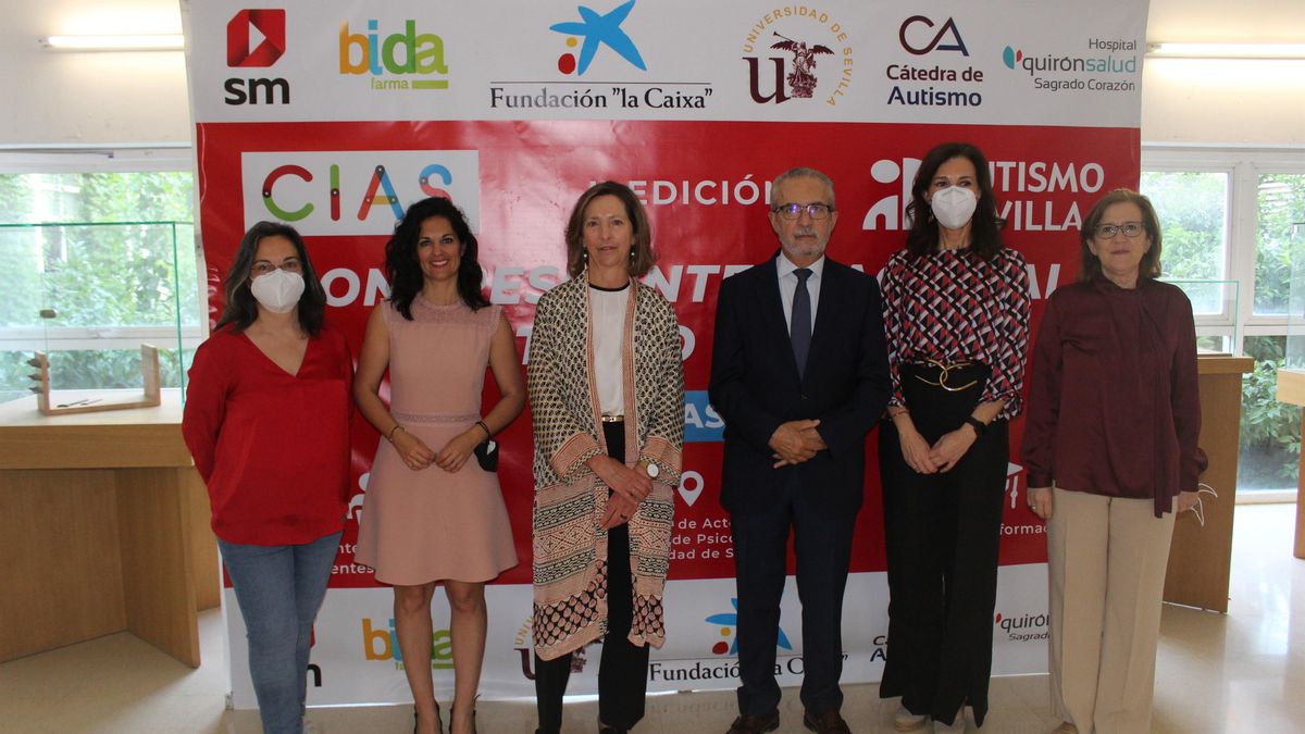 Las autoridades posan en el marco del congreso