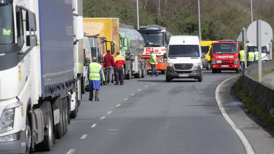 Los transportistas que convocaron el paro siguen dificultando la actividad en puertos y polígonos empresariales gallegos
