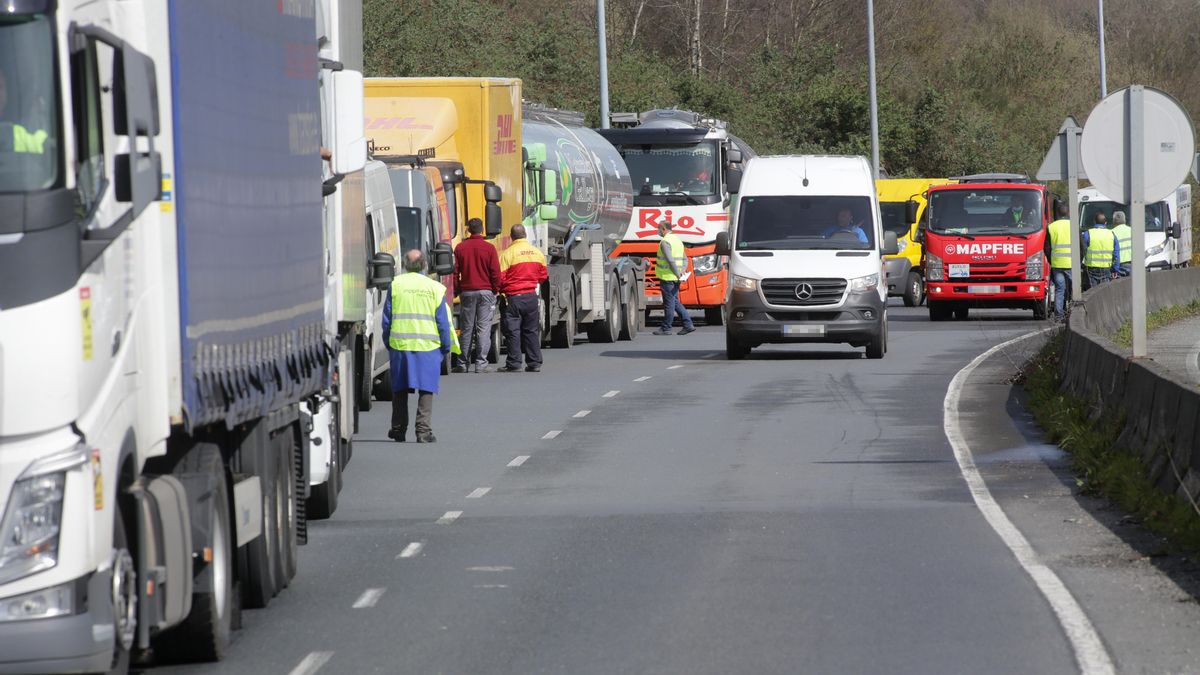 Varios camiones parados en el arcén en uno de los accesos al polígono de O Ceao, en Lugo.