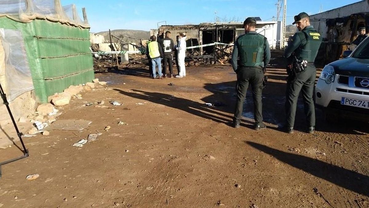 Endesa desactiva 20 enganches ilegales en el poblado chabolista de Níjar donde se desató el incendio