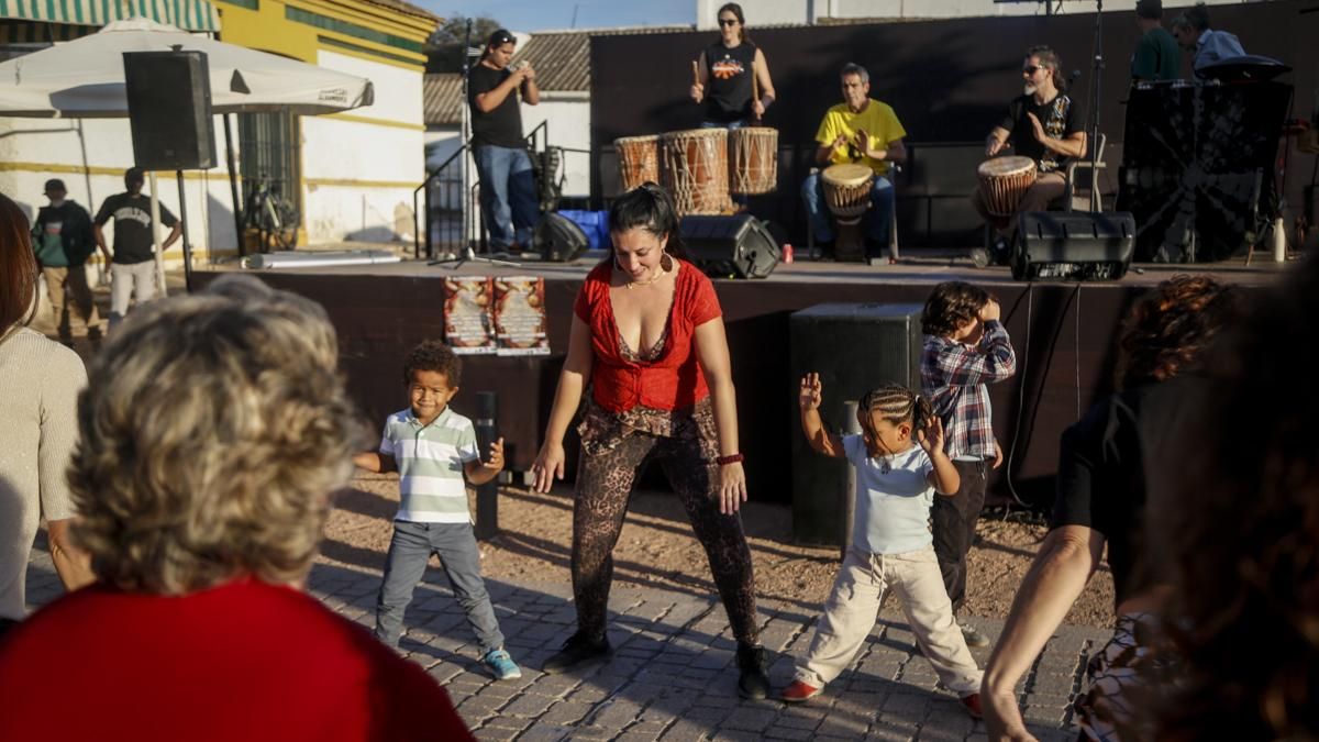 X Noche Negra Córdoba exhibición de percusión y danza africana y taller de danza de camerún