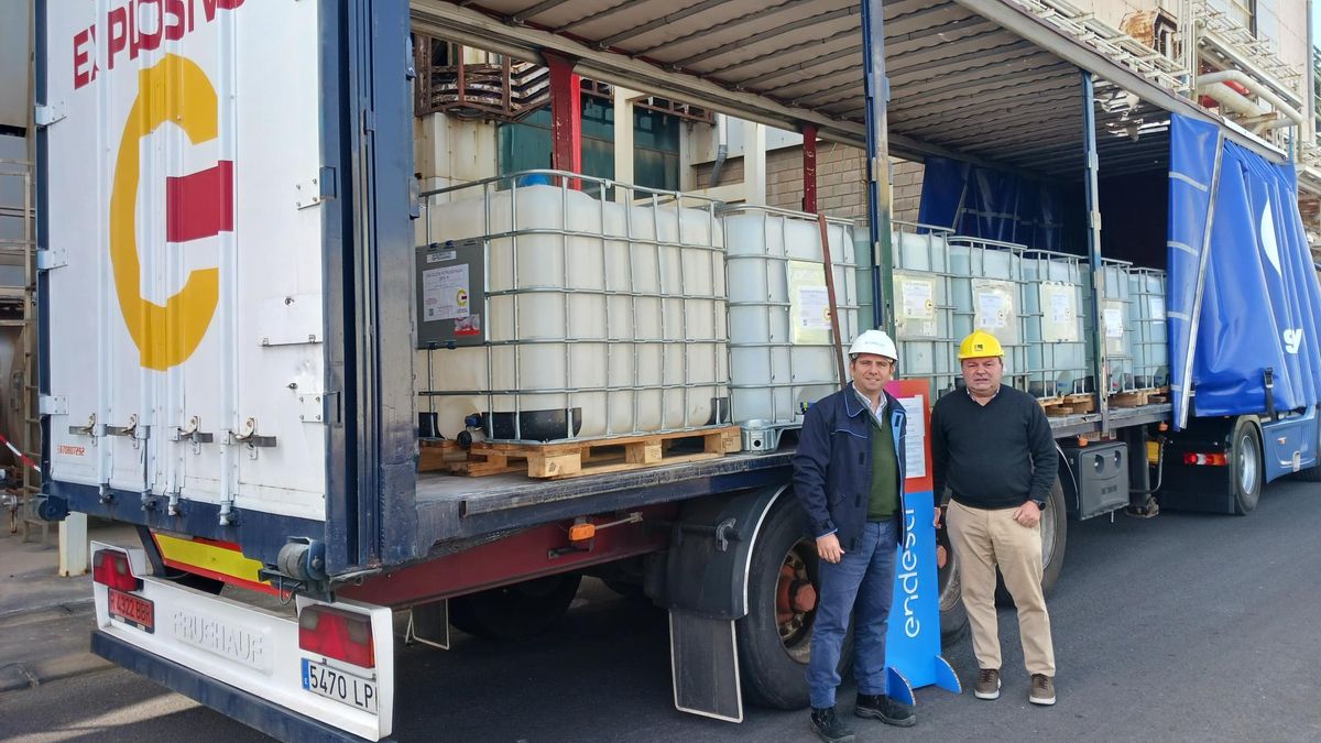 Manuel Rubias, director de las centrales de Endesa en Tenerife, y Asensio Redondo, responsable de la empresa ‘Canarias Explosivos SA’, supervisan la reciente retirada de la urea de los depósitos de la central de Granadilla