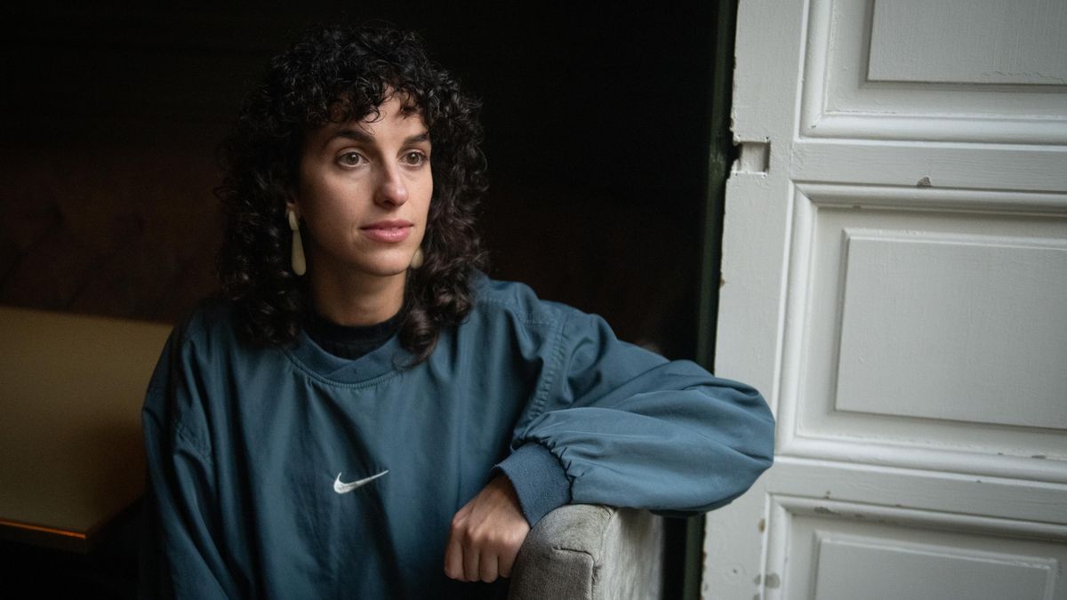 Júlia Nueno Guitart durante la entrevista con elDiario.es en Madrid, donde presentó el libro 'Genocidios' el 6 de noviembre de 2025.