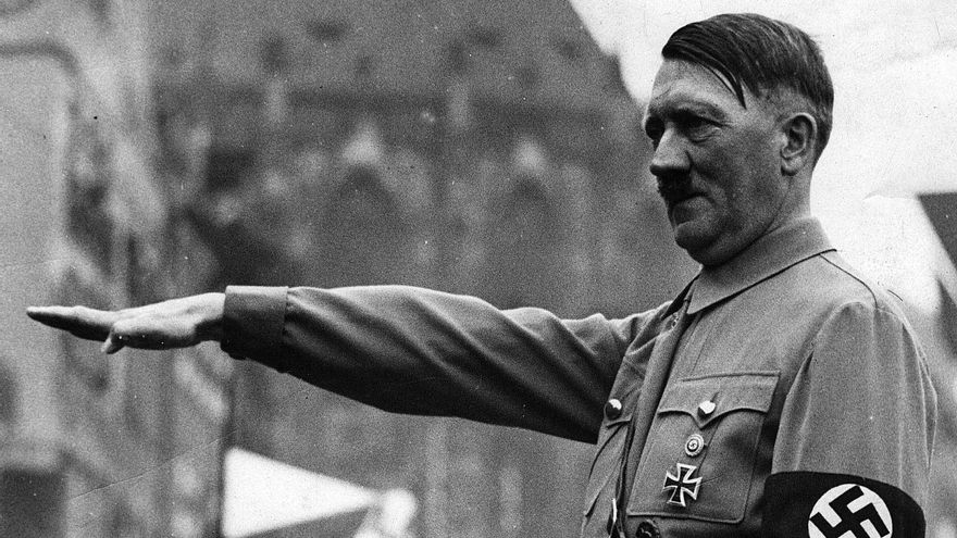 Adolf Hitler realizando el saludo nazi 