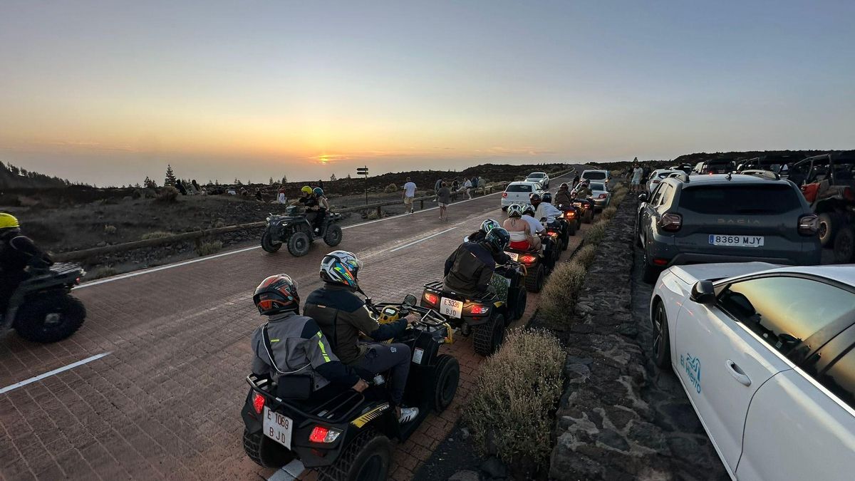 Proliferación de vehículos de excursiones turísticas en el Parque Nacional del Teide.