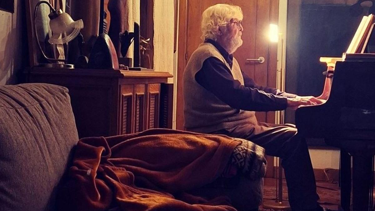 Xosé Manuel Beiras toca el ñpiano en su casa de Brión (Galicia)