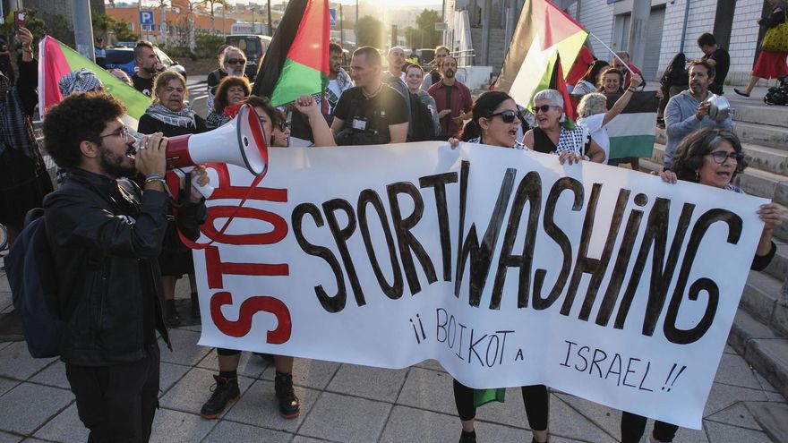 Más de cien personas protestan contra el partido "ilegal" del Bnei Herzliya de Israel en La Laguna