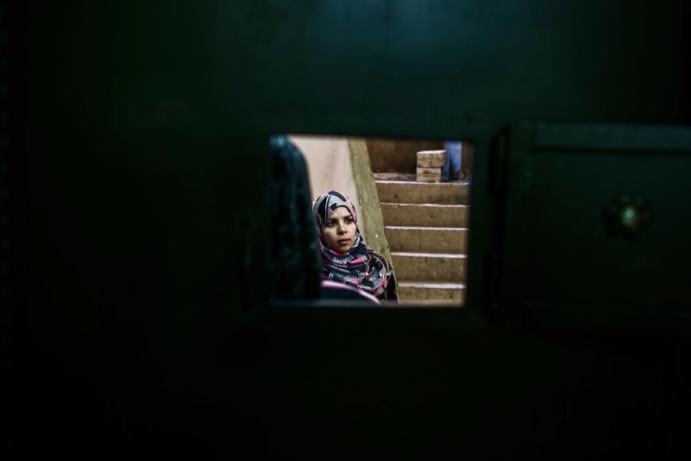 Una refugiada siria espera consulta en la maternidad de MSF en Shatila. La llegada de los refugiados de Siria ha aumentado considerablemente la población de un campo creado originalmente para refugiados palestinos y que se caracteriza por calles estrechas y laberínticas. Tras cuatro años de guerra en el país vecino, Líbano acoge 1,2 millones de refugiados sirios. Fotografía: Diego Ibarra Sánchez