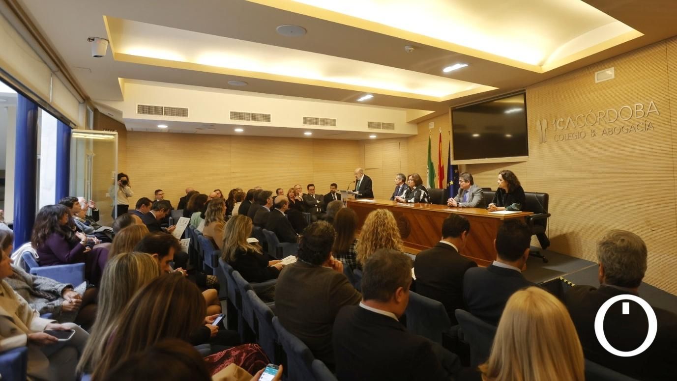 Entrega de diplomas a las personas colegiadas que cumple 50 y 25 años de abogacía.