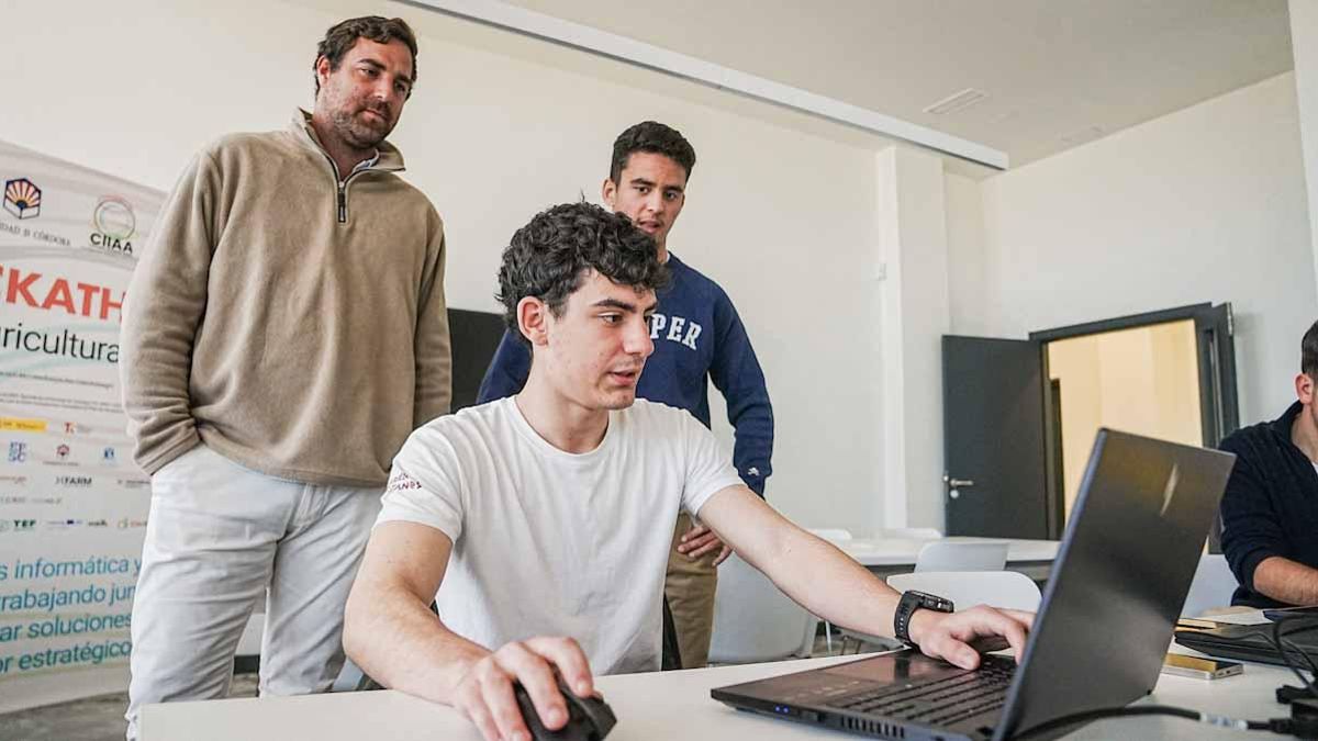 Alumnos durante el Hackathon