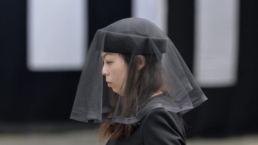 La princesa Yoko asiste al funeral del Príncipe Katsura en el cementerio Toshimagaoka en Tokio (Japón) el 17 de junio de 2014, en una imagen de archivo.