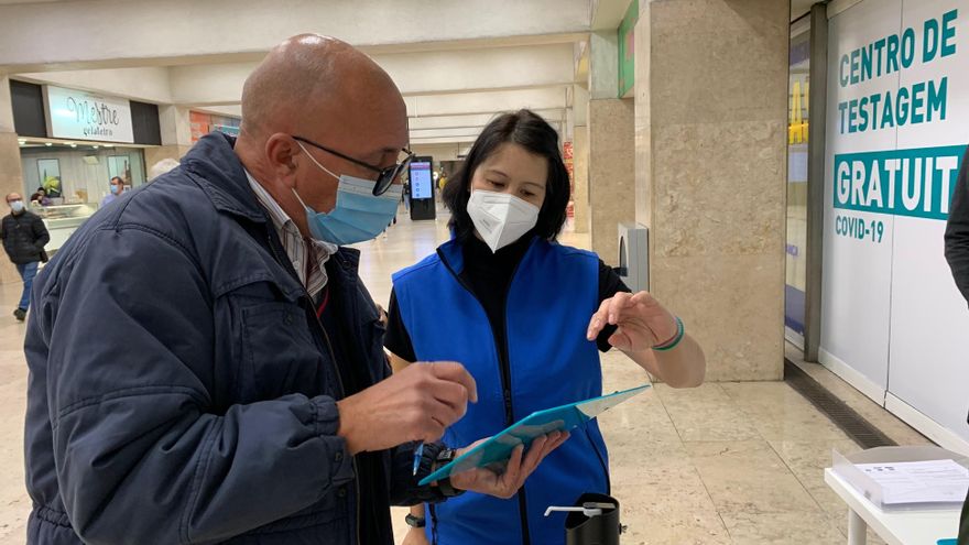 Un pasajero de la estación de metro de Alameda en Lisboa (Portugal), conversa con una de las trabajadoras del nuevo punto habilitado para hacer test de covid, este miércoles. A menos de dos semanas de las elecciones legislativas del 30 de enero y en plena quinta ola de la pandemia, Portugal multiplica los puntos para hacer test masivos de covid a la población de forma gratuita. EFE/ Brian Bujalance