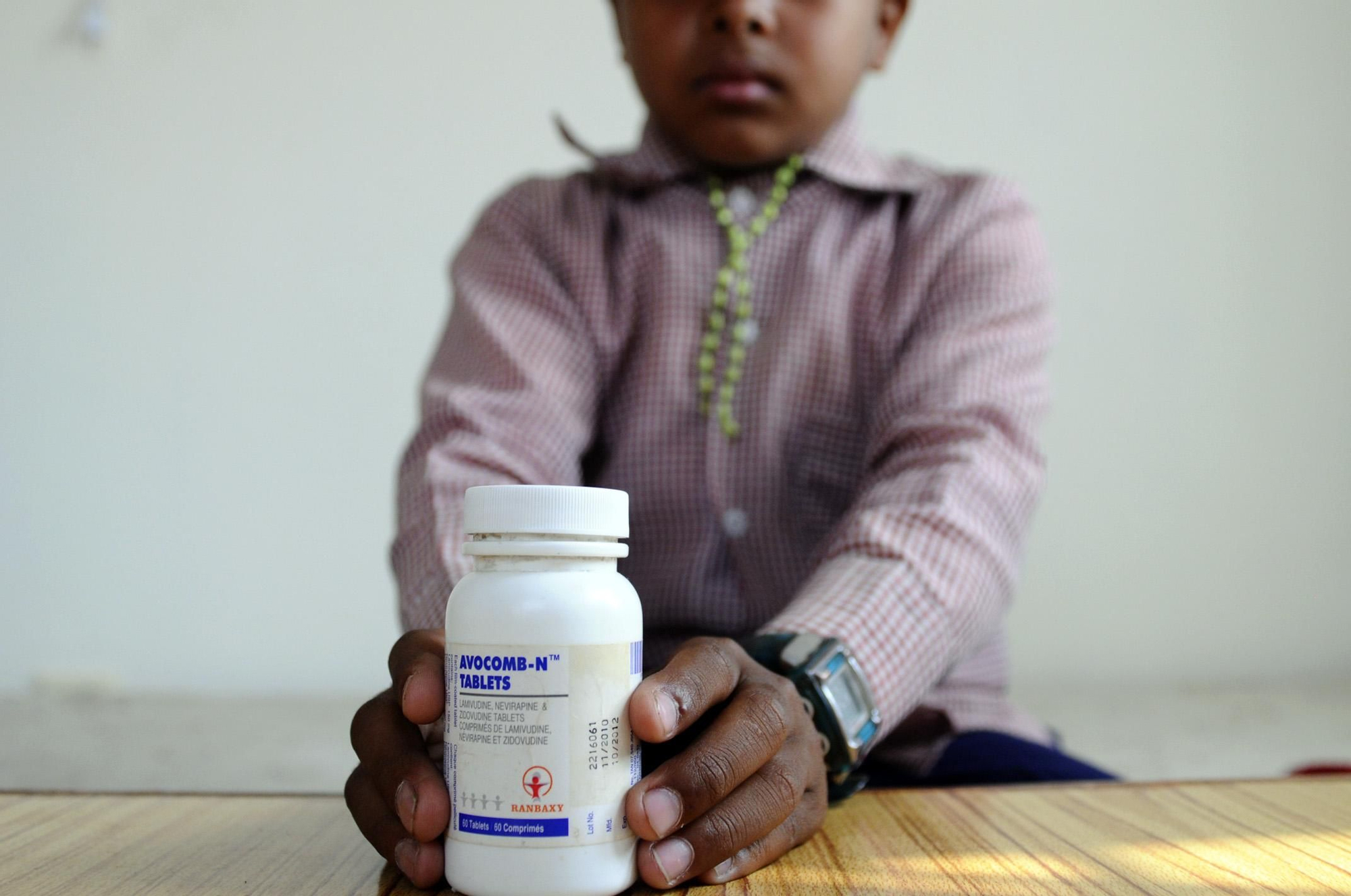 A. S. tiene 15 años y ha convivido toda su vida con el VIH. Su madre se lo pasó durante la gestación. No obstante, gracias a la medicación y al apoyo de una ONG local, ha conseguido superar los estudios y ahora se prepara para acceder a la enseñanza secundaria. Gracias al compromiso del Gobierno, que proporciona los antirretrovirales de forma gratuita, los niños como él tienen muchas más posibilidades de llevar una vida normal. / Zigor Aldama