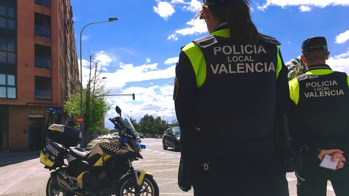 Dos agentes de la Policía Local de València en un control.