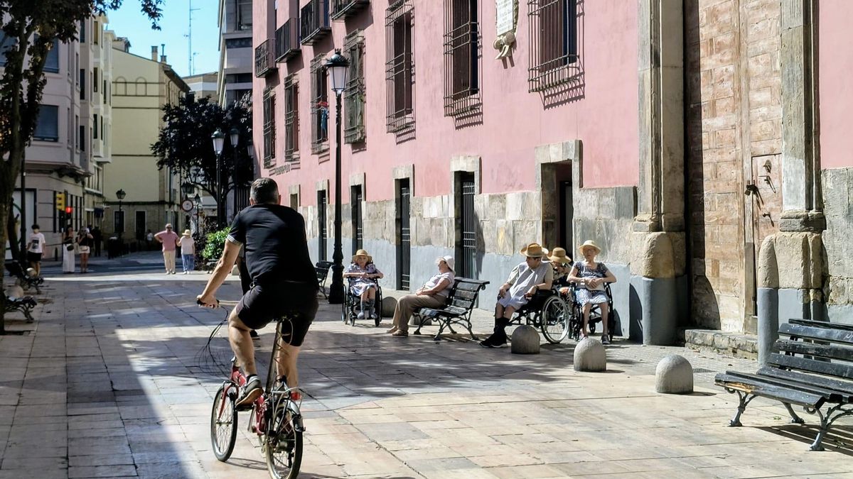 Mayores al sol en Palafox.