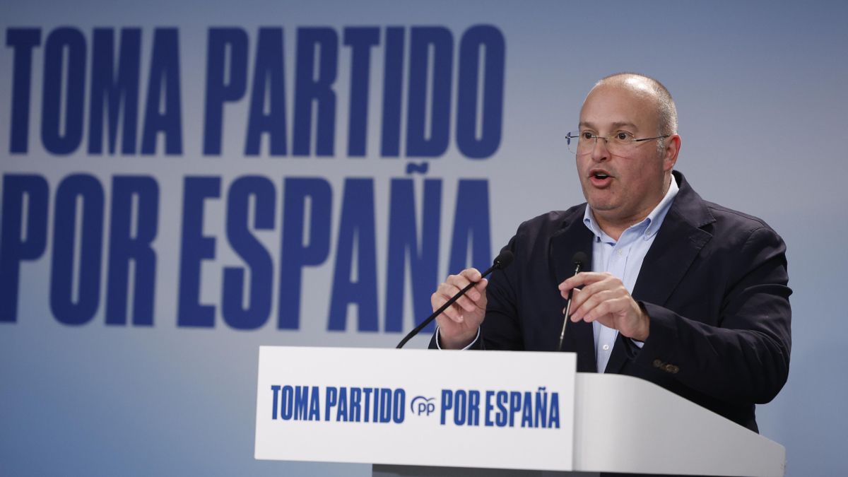El secretario general del PP, Miguel Tellado, durante su comparecencia ante la prensa para valorar los resultados electorales extremeños.