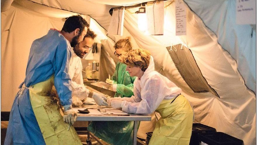 La forense Cristina Cattaneo, a la derecha.