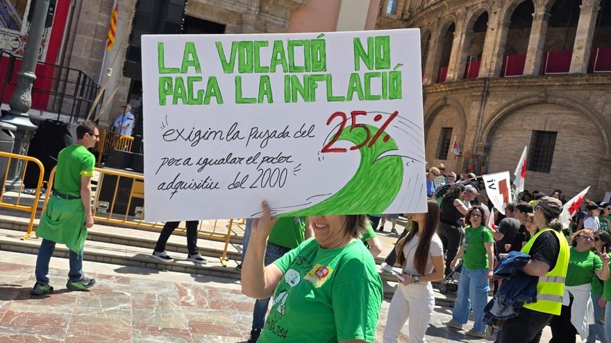 Los docentes de 2º de Bachillerato, "a los pies de los caballos" por el "boicot" de los servicios mínimos a su derecho a huelga