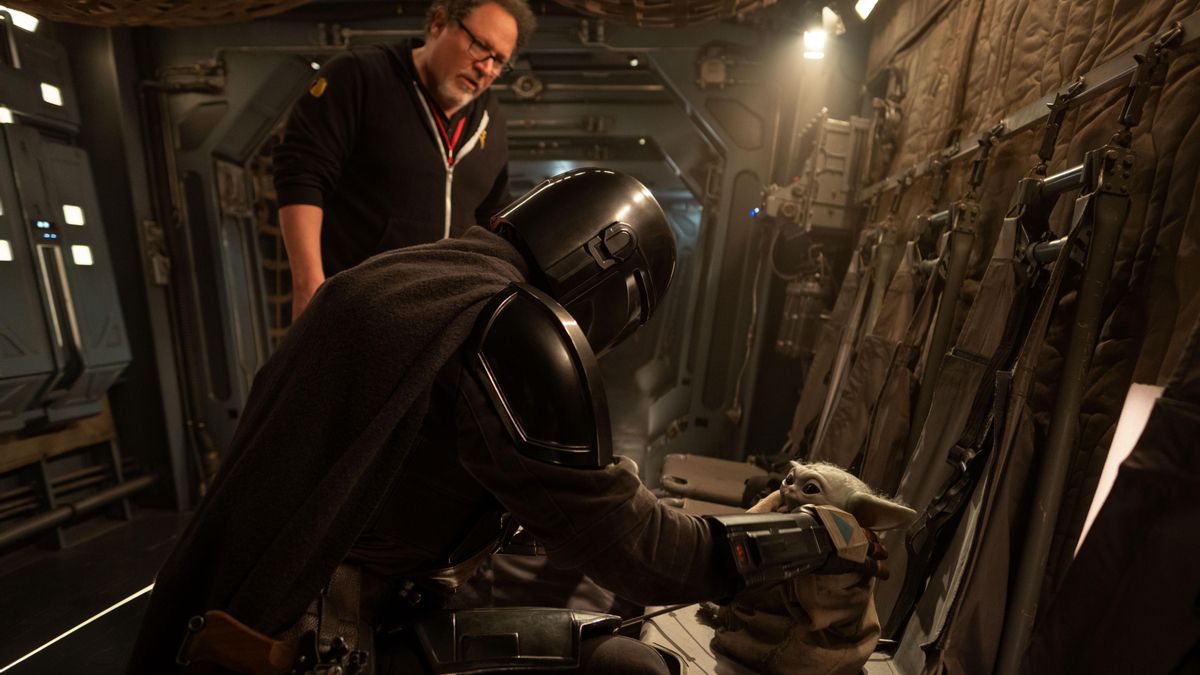 El director Jon Favreau y Pedro Pascal durante el rodaje de 'The Mandalorian and Grogu'